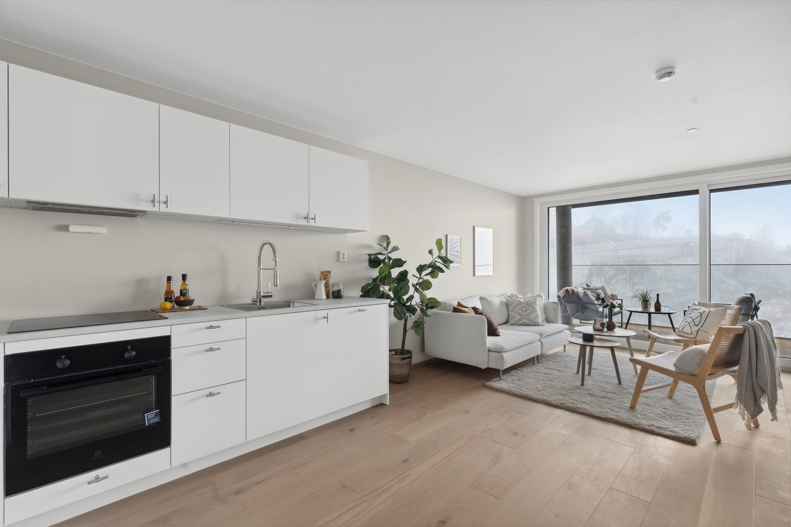 Det er åpen stue og kjøkkenløsning som gjør rommet mer sosialt. Galleribilde