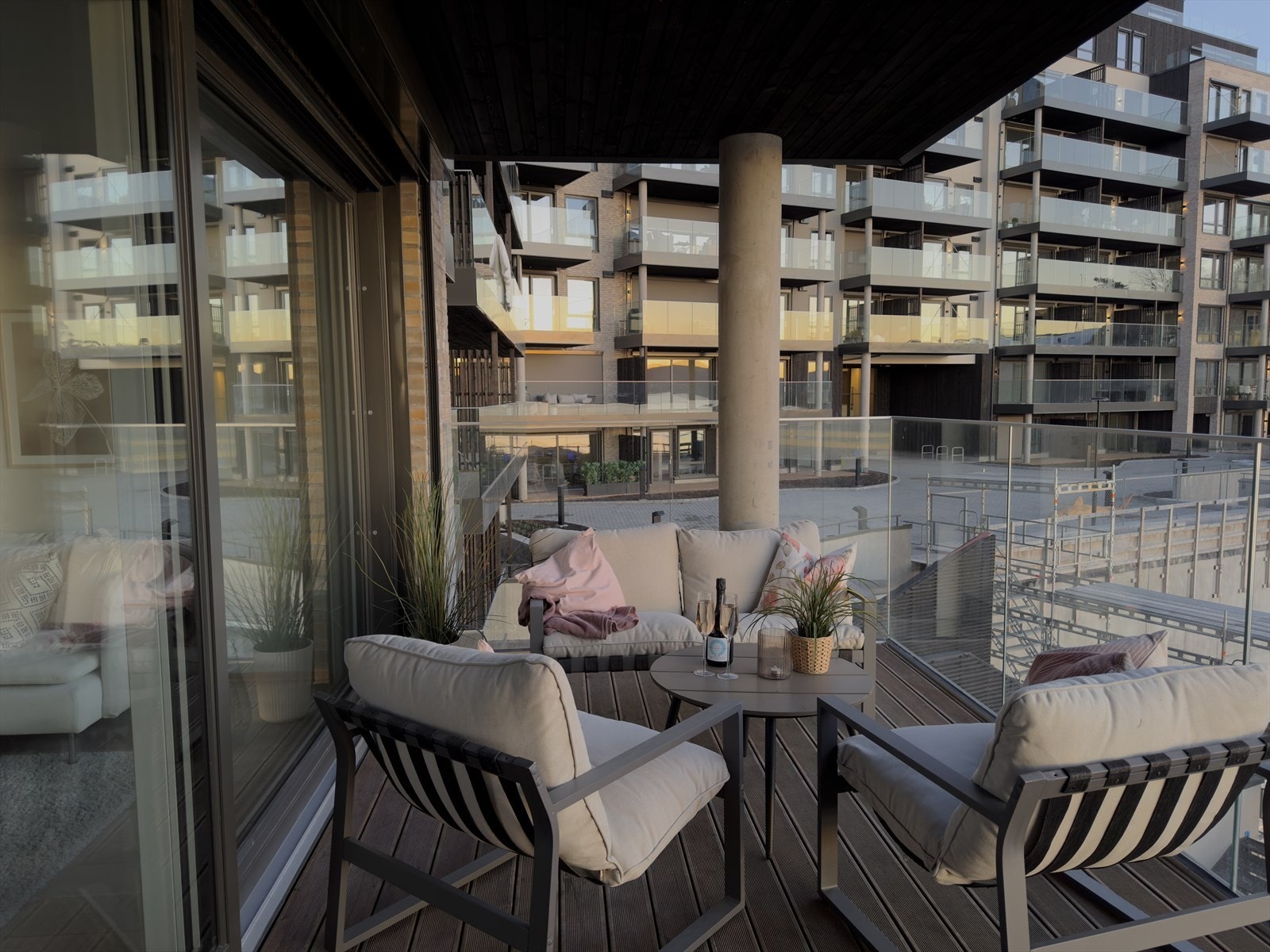 Balkongen fungerer som en forlengelse av stuen på varme sommerdager. Galleribilde