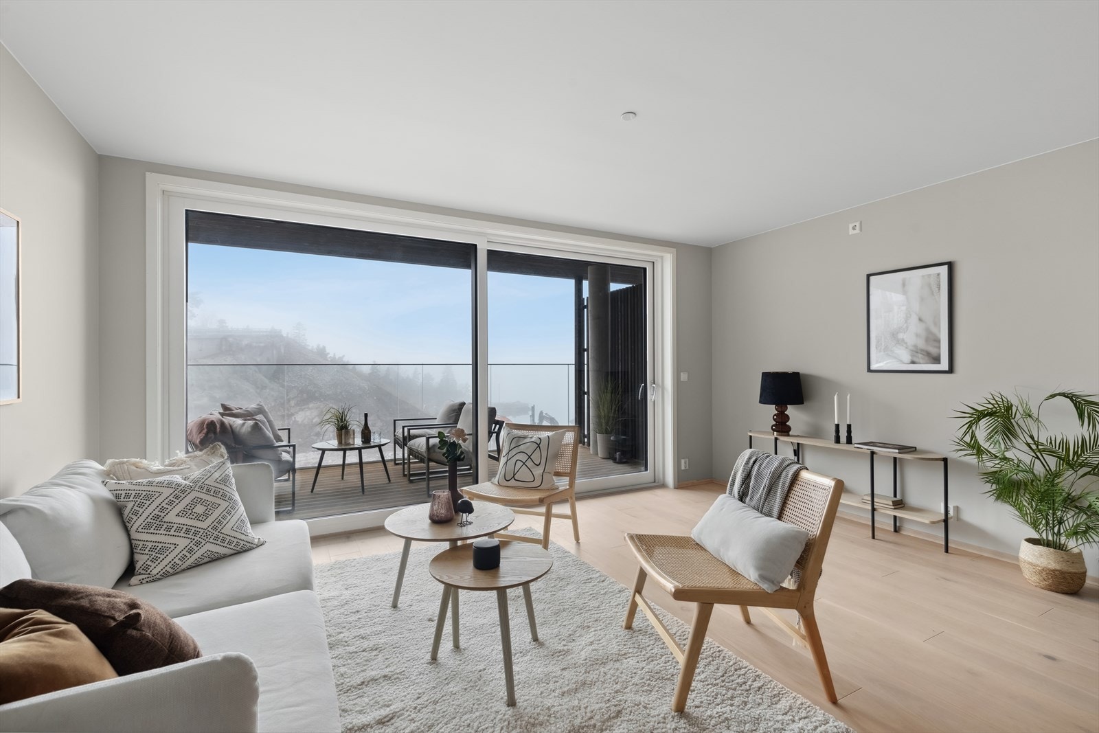 Her er flere store vindusflater som slipper inn mye naturlig lys og skaper en god atmosfære i rommet. Galleribilde