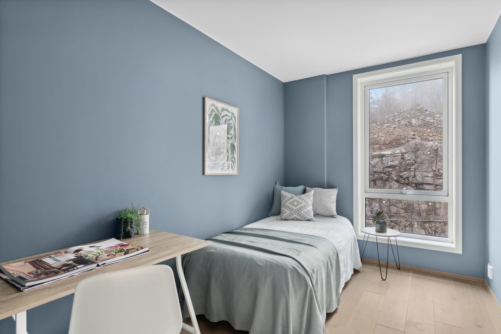 Det andre soverommet er praktisk utført med god plass til seng, tilhørende møblement og skrivepult. Galleribilde