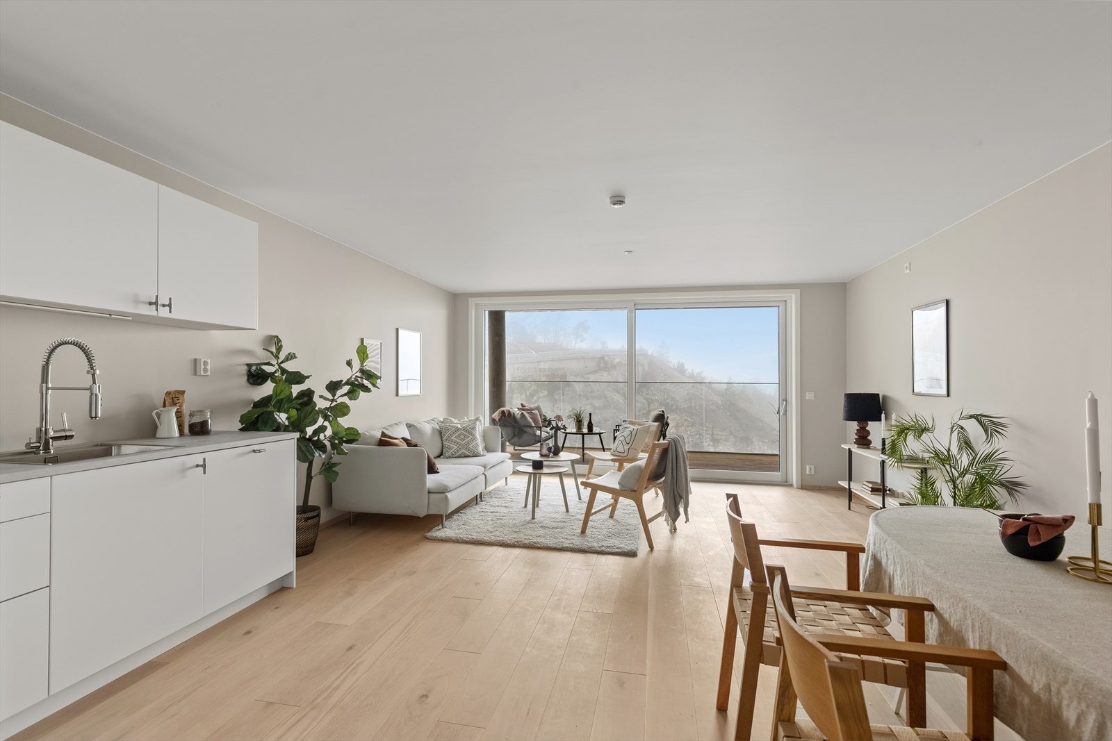 Stuen har plass til flere møbleringsmuligheter for å skape den stuen du selv ønsker. Galleribilde