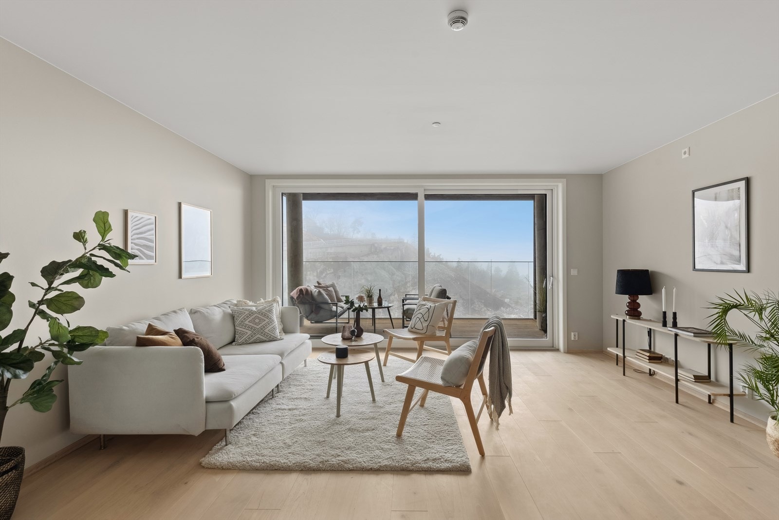 Lys og romslig stue med utgang til solrik balkong. Galleribilde