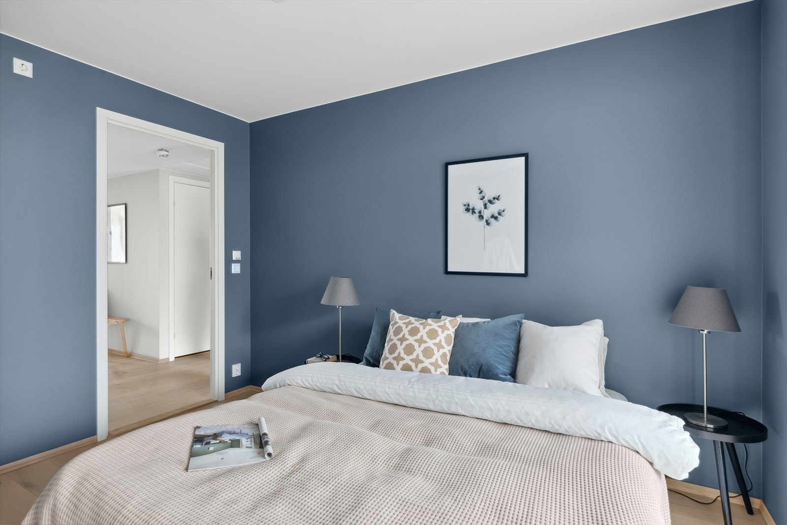 Videre byr leiligheten på to gode soverom. Hovedsoverommet har plass til dobbeltseng og tilhørende møblement. Galleribilde