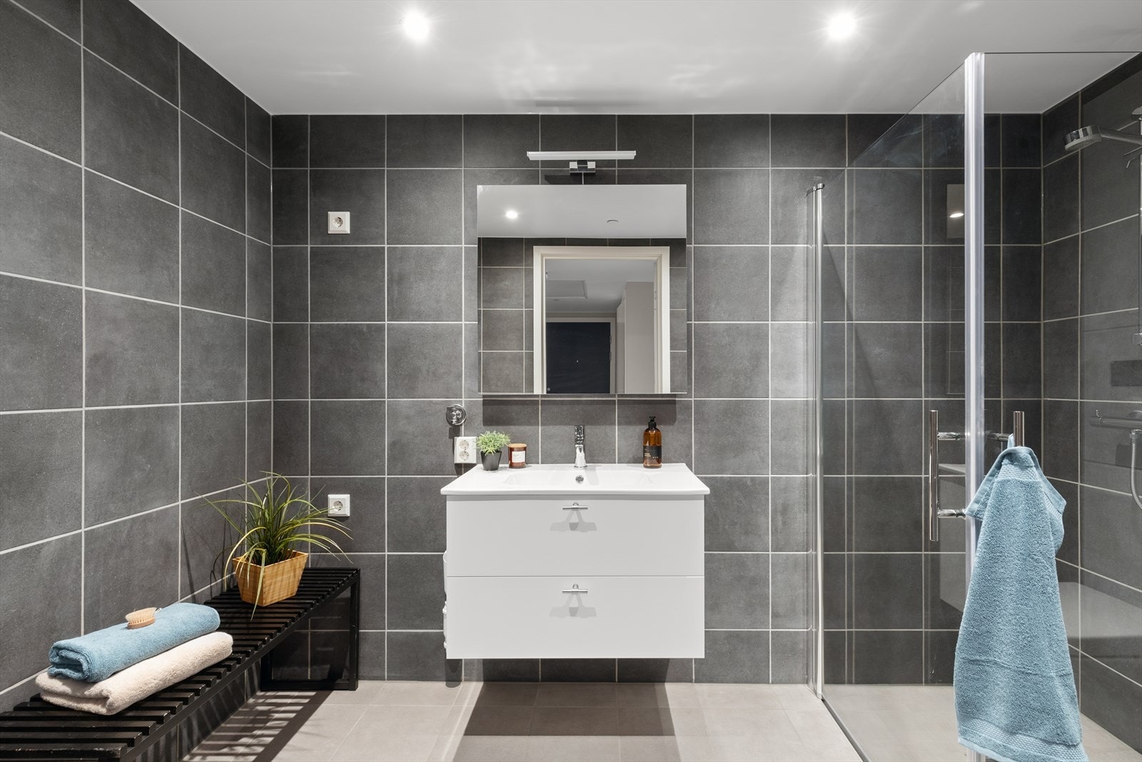 Pent flislagt baderom med gulvvarme. Galleribilde