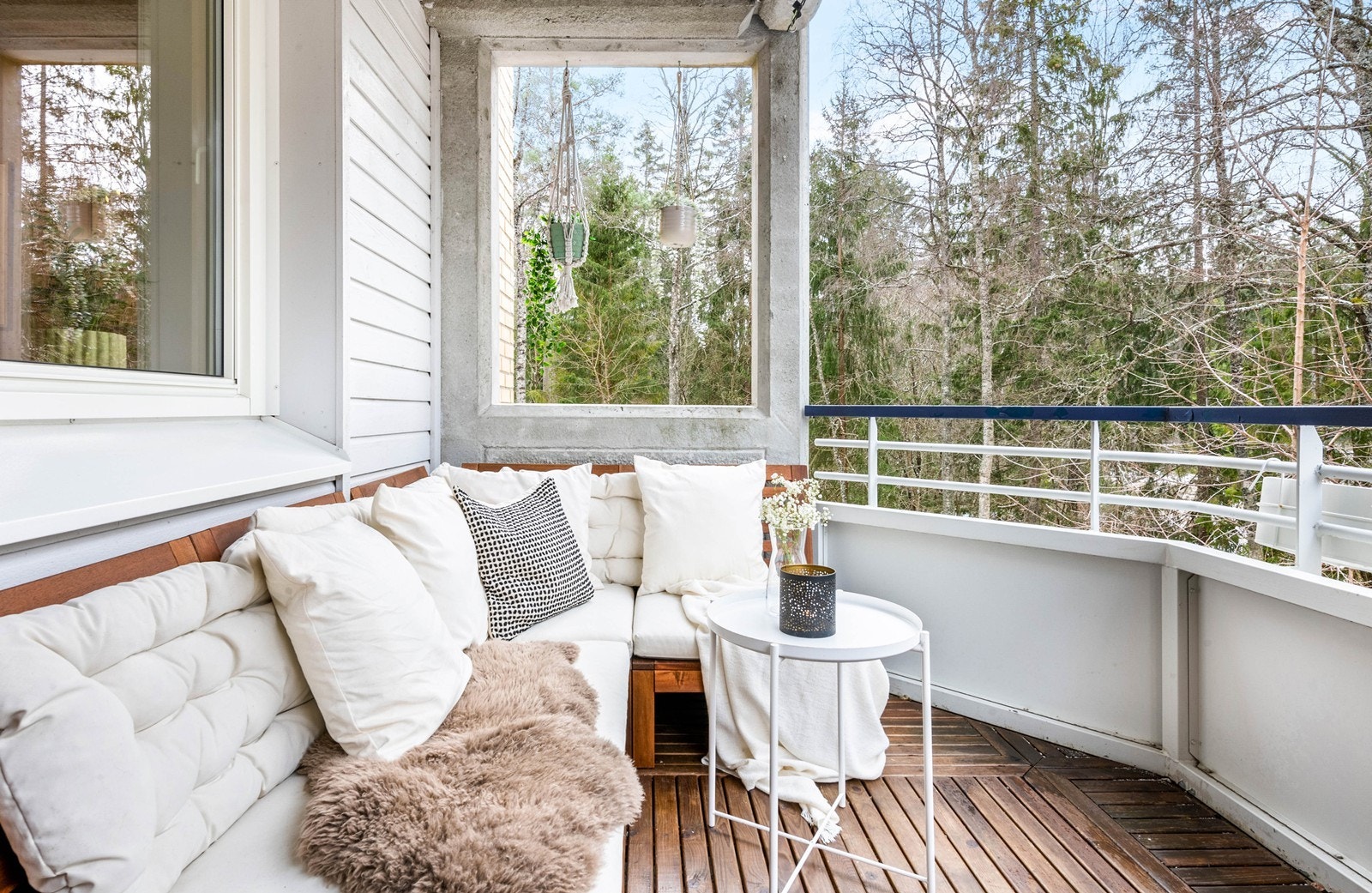 Solrik balkong med god plass til grill, lounge eller spisebord m.m. Galleribilde
