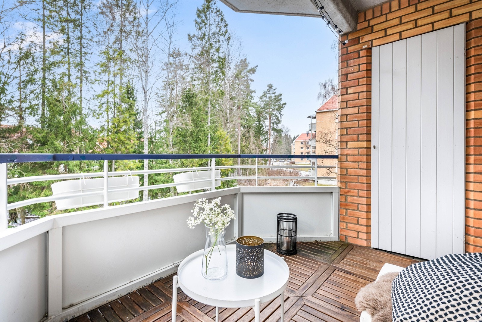 I tillegg til 3 boder på henholdsvis loft og i kjeller, er det bod tilknyttet balkongen Galleribilde
