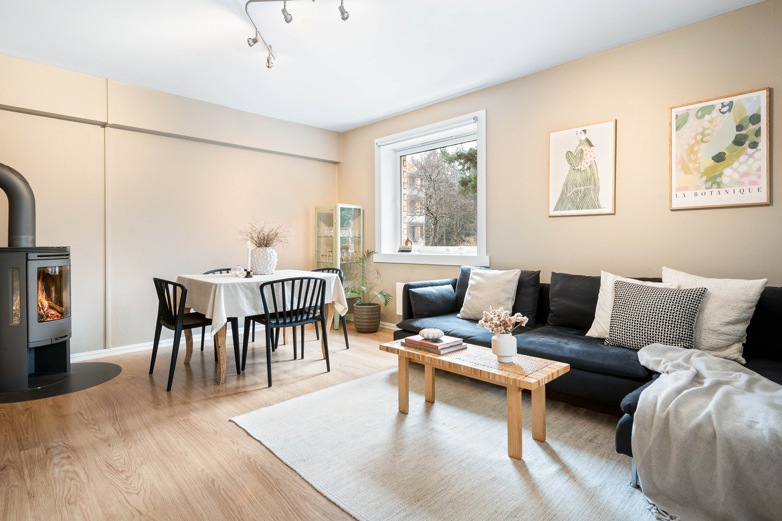 Leiligheten er fremstår moderne med lyse overflater Galleribilde