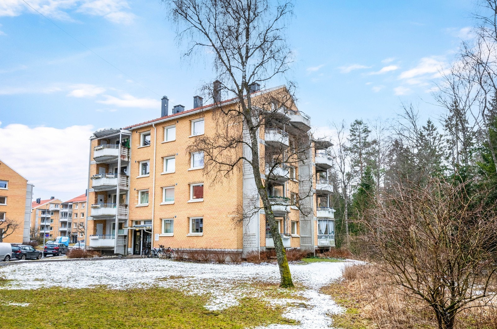 Pent opparbeidet fellesarealer med lekeplasser, sittegrupper og gangveier Galleribilde