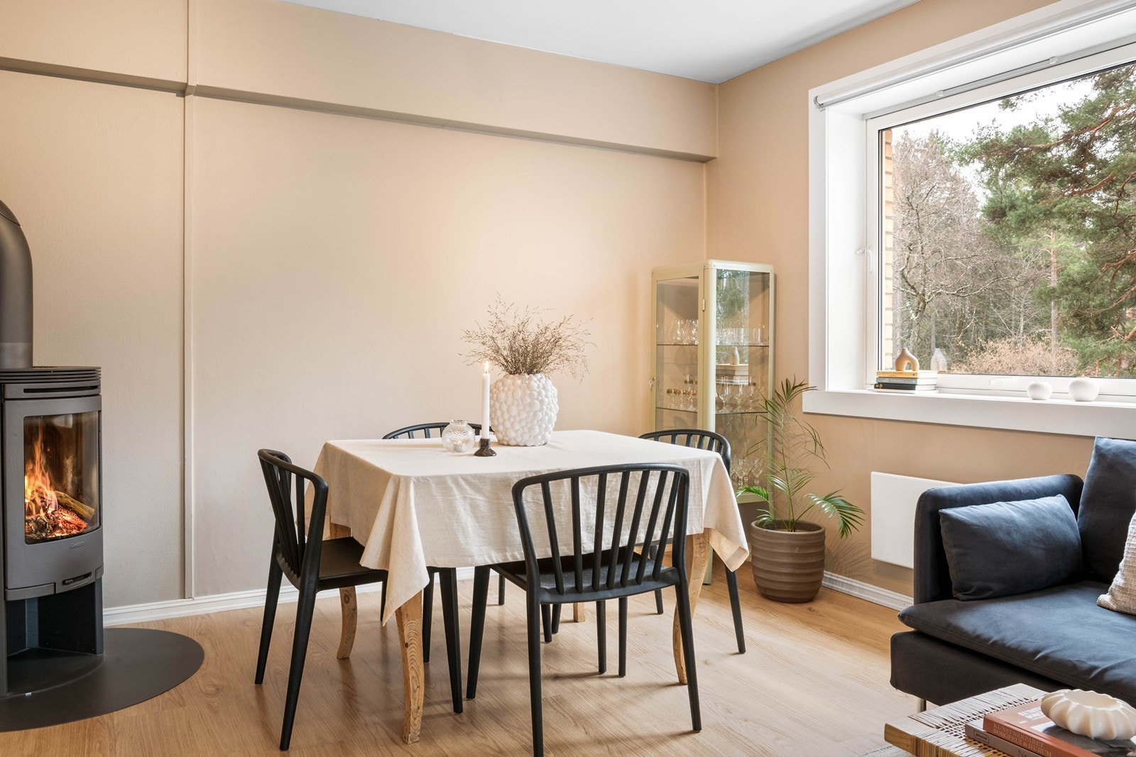 Hjørneleilighet med lys inn fra flere sider. Lekker peisovn for de kalde vinterdagene Galleribilde