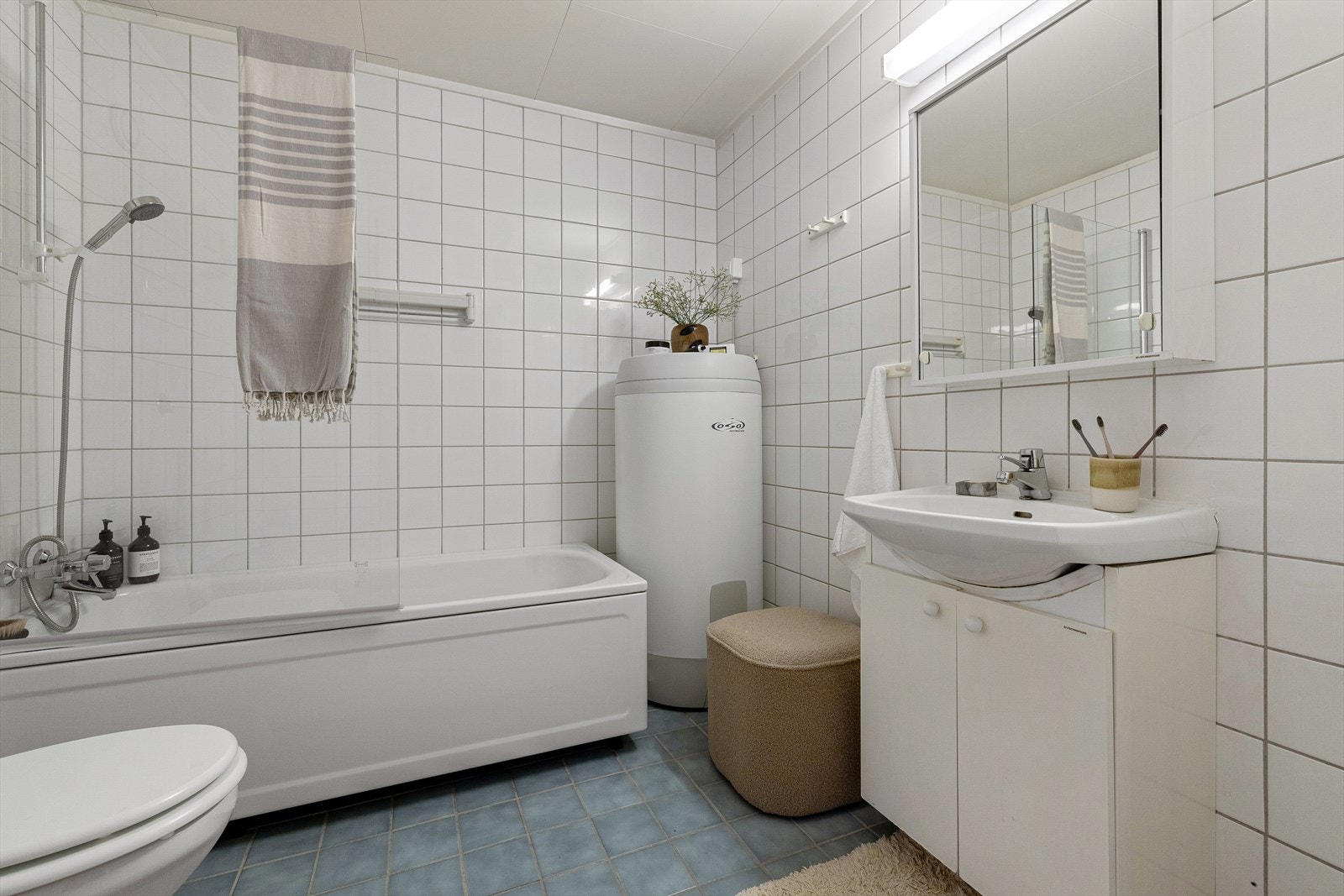 Det største badet er innredet med toalett, badekar med dusj og baderomsinnredning med speilskap. God plass til vaskemaskin Galleribilde
