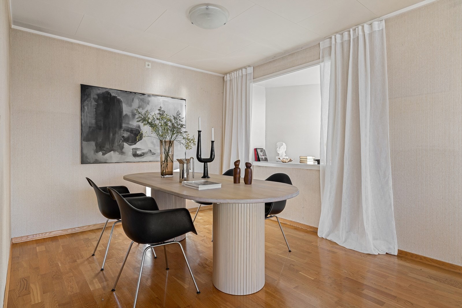 Spisestue med karnapp og plass for langbord Galleribilde