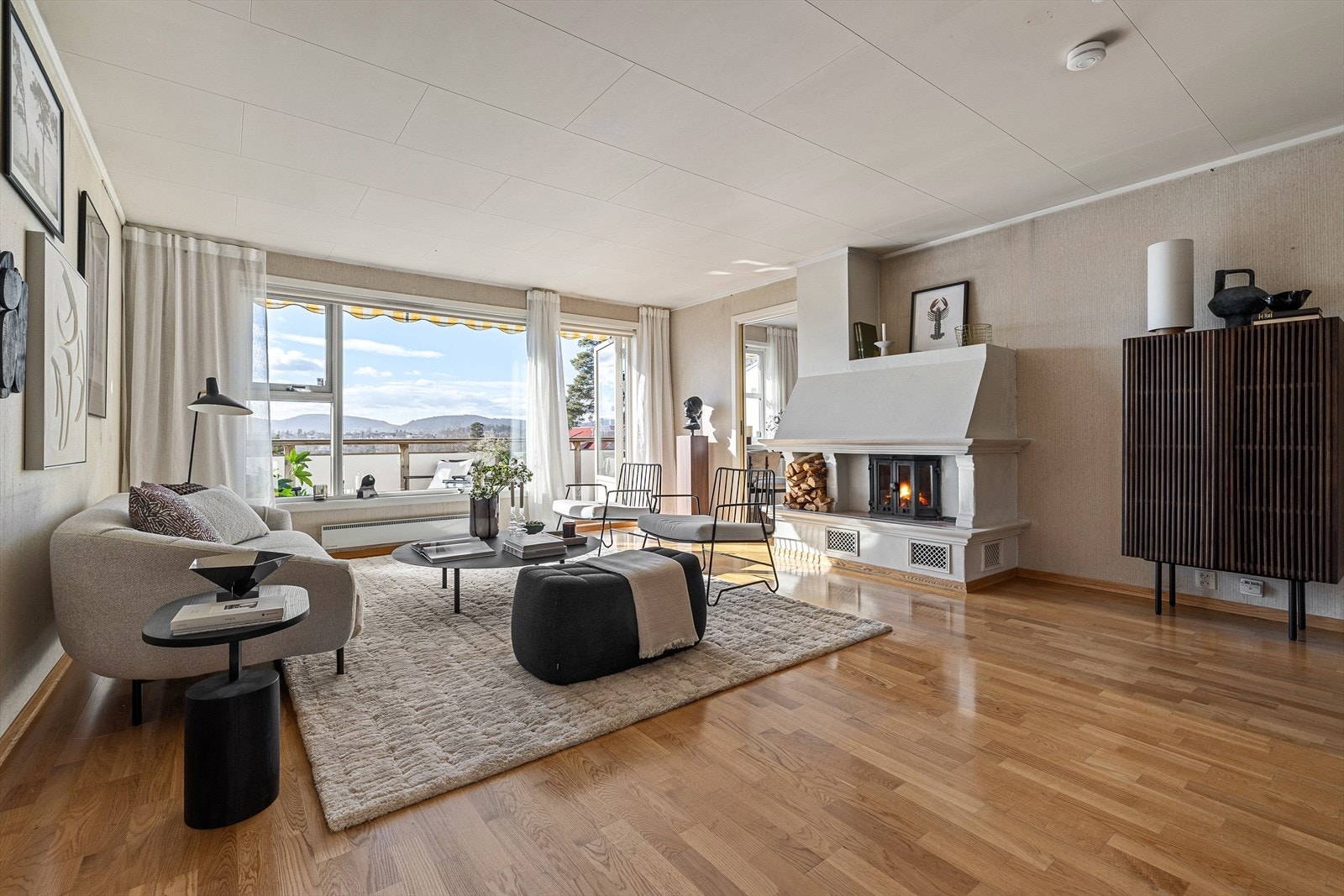 Stor stue med med peis og utgang til terrasse Galleribilde