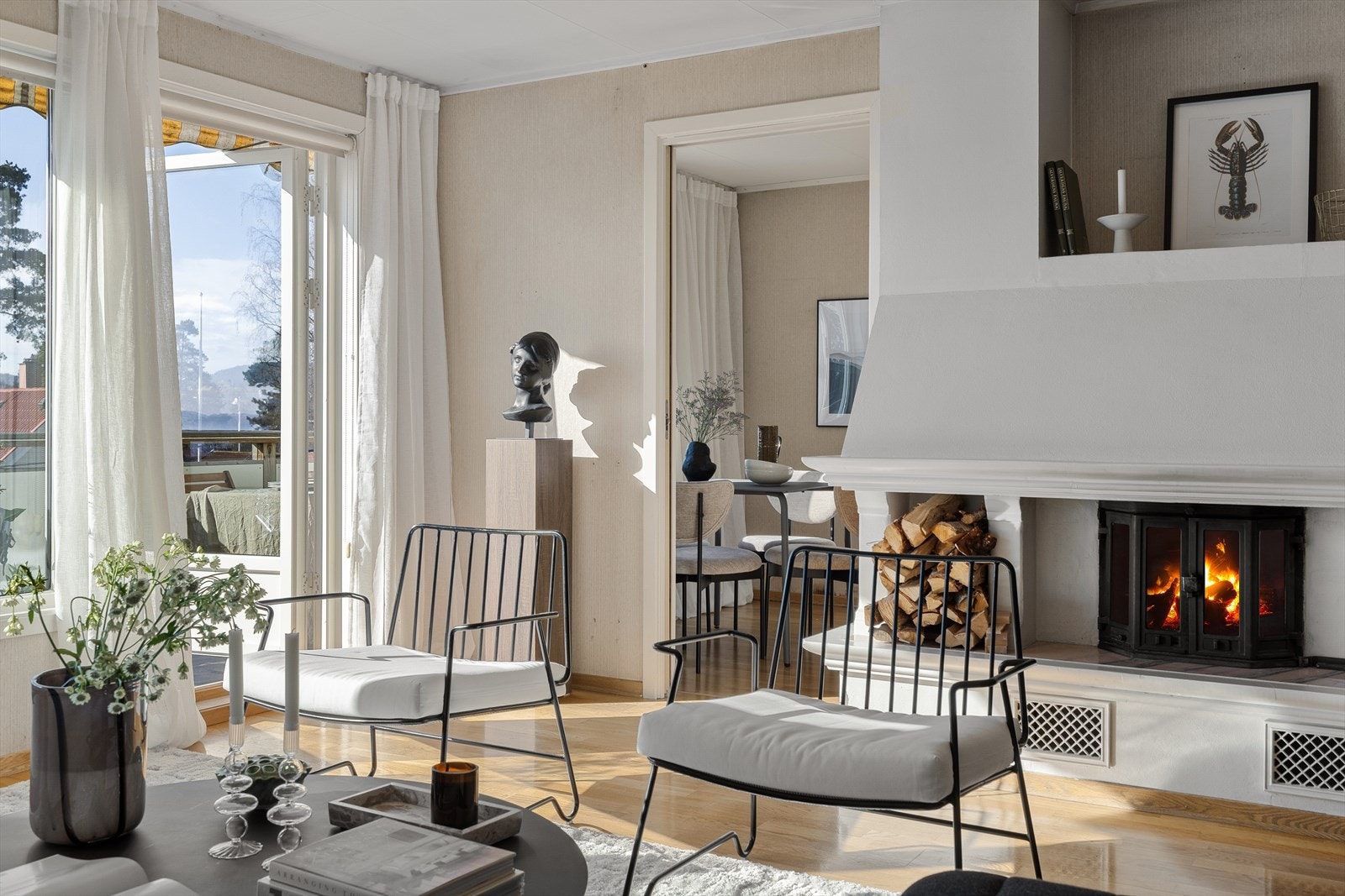 Fra stuen er det utgang til en vestvendt terrasse på ca. 16 kvm. Galleribilde