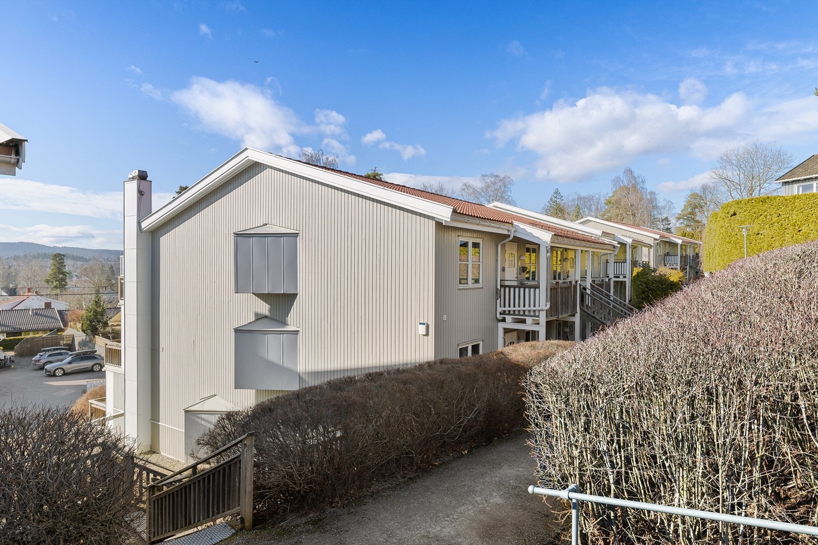 Fellesområdene er pent opparbeidet med gressplen, beplantning, trær og interne stikkveier. Også adkomstvei til husene fra nedsiden, via port i gjerdet mellom hus D og E Galleribilde