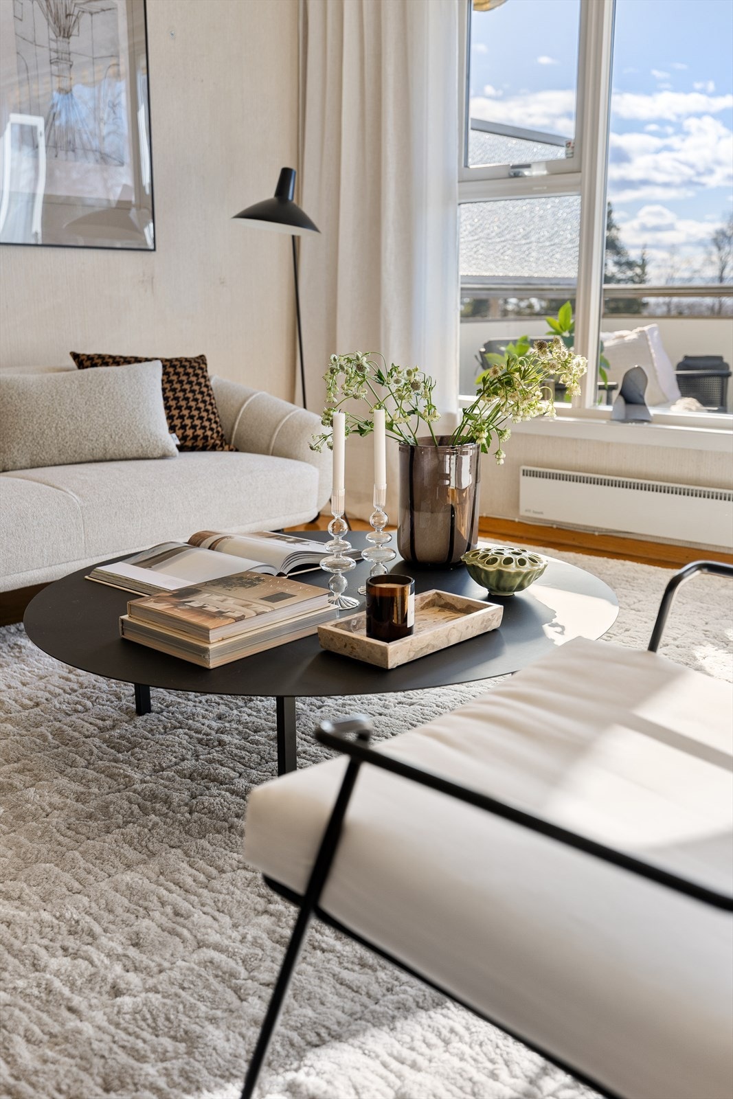 Stuen har gode møbleringsmuligheter, med plass til sofagruppe, stort spisebord, samt medie- og oppbevaringsmøblement Galleribilde