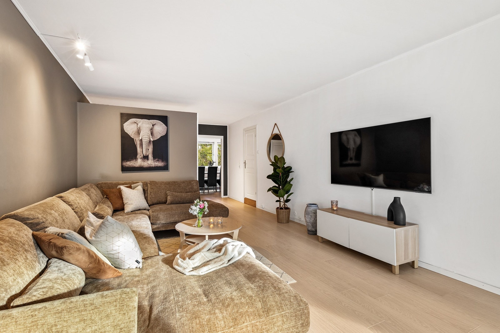 Stuen er romslig med god plass til sofa, salongbord og TV-seksjon. Galleribilde