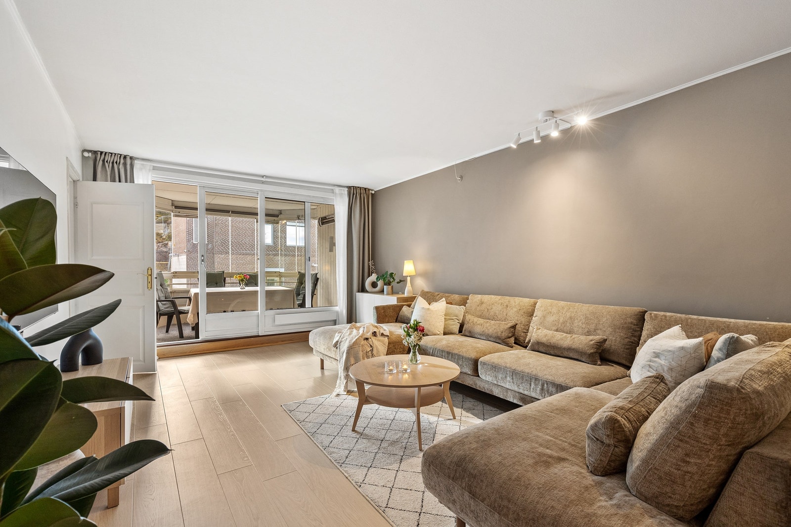 Robin Lauritzen v/ Krogsveen Eiendomsmegling har gleden av å presentere Henrik Sørensens vei 42! Galleribilde