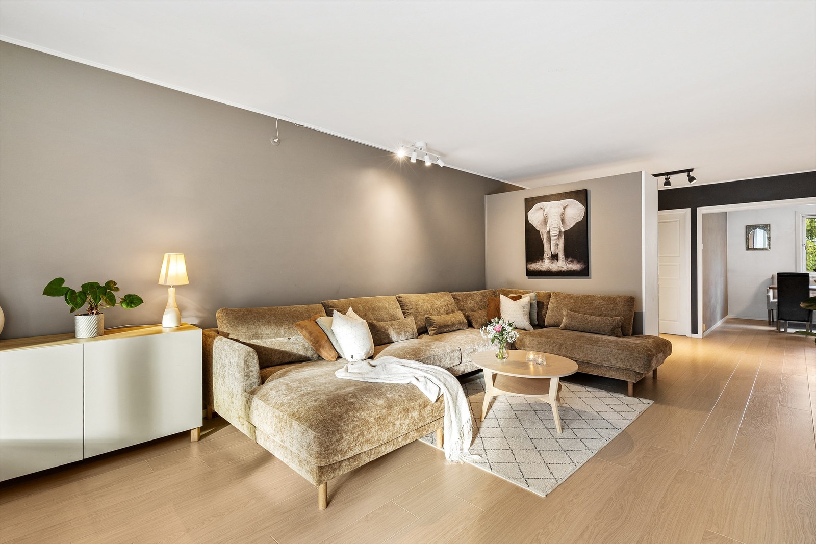 Rommet er malt i nøytrale og tidløse nyanser. Galleribilde