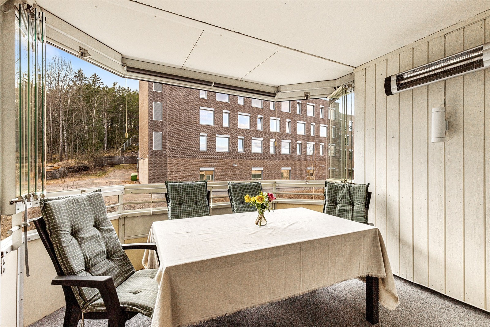 Den innglassede balkongen er av god størrelse. Galleribilde