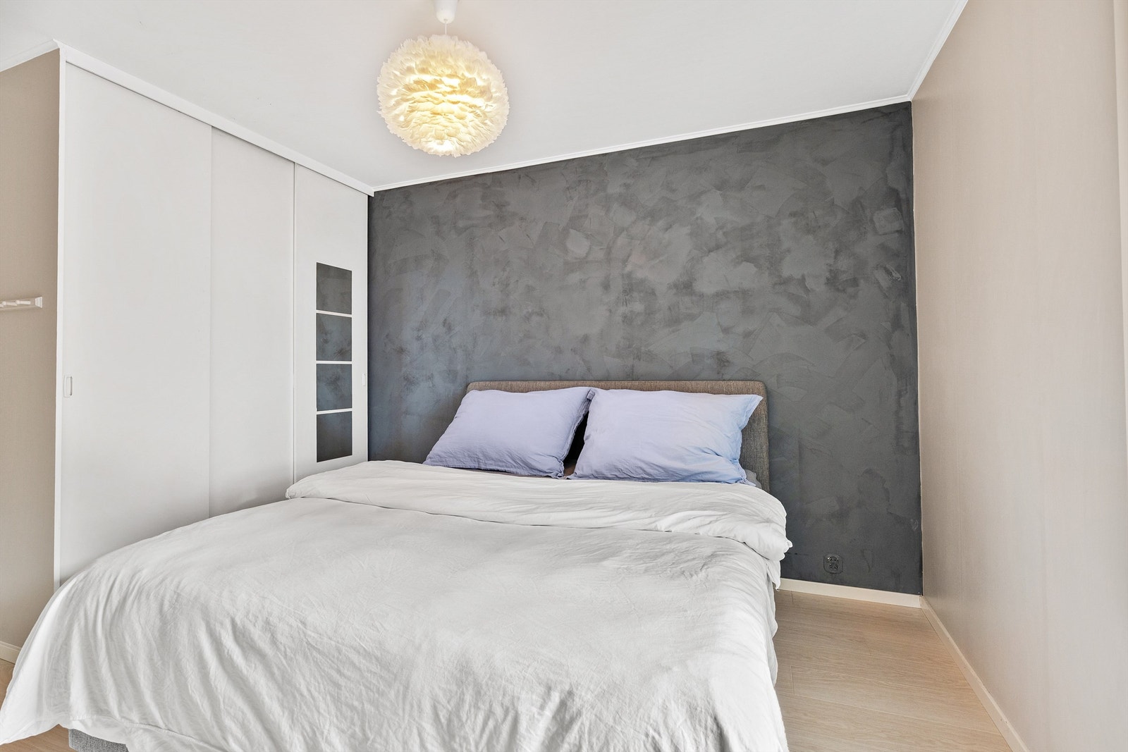 Det er rikelig med oppbevaringsplass i et romslig garderobeskap. Galleribilde