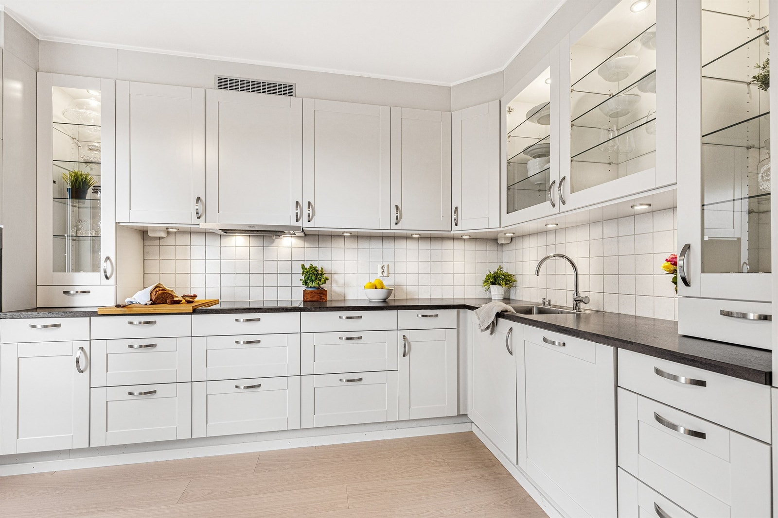 Kjøkkenet har tidløs innredning fra HTH med profilerte fronter og laminat benkeplate. Galleribilde