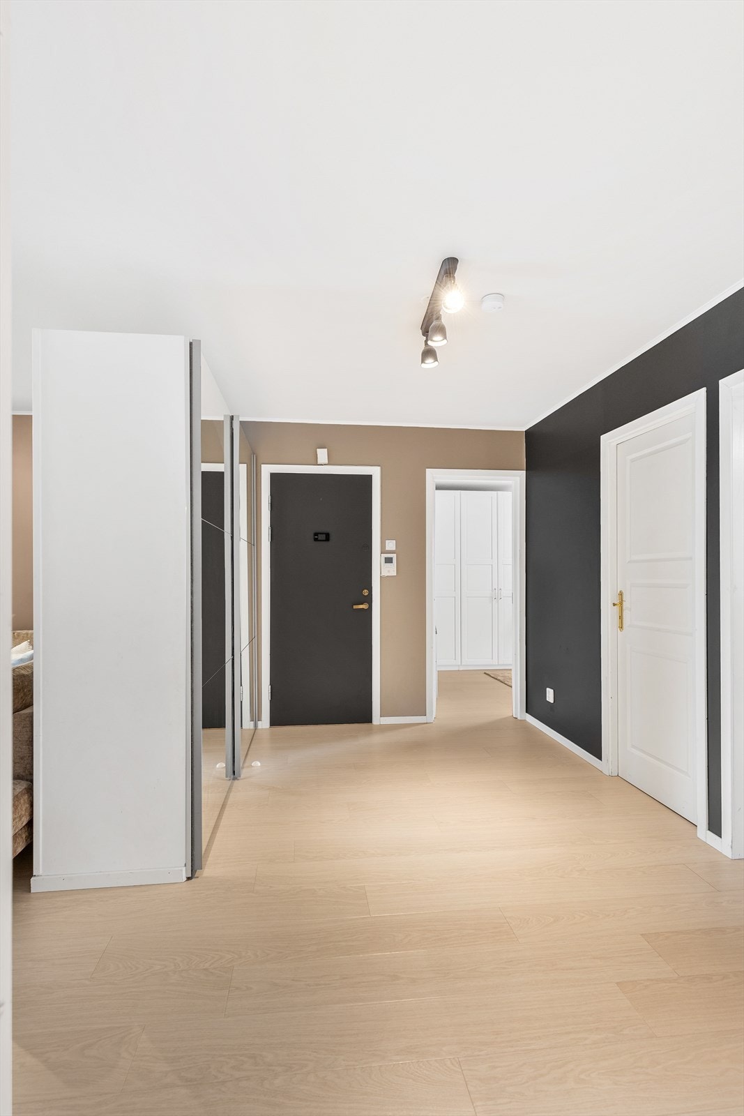 Entréens løsning gir rikelig med oppbevaringsplass og skaper en åpen romfølelse. Herfra kommer man til boligens øvrige rom. Galleribilde