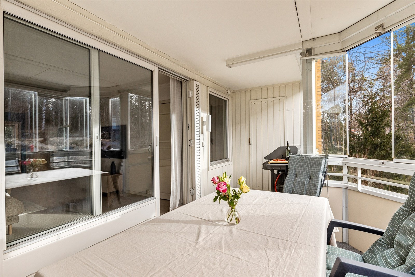 På årets varmere dager fungerer balkongen som en fin forlengelse av stuen. Galleribilde