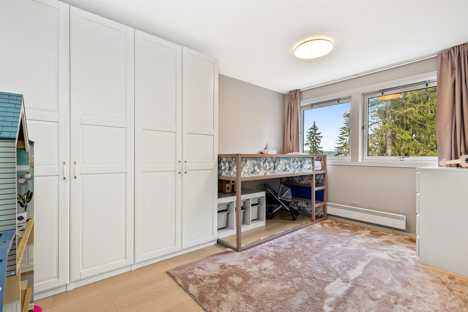 Boligens andre soverom er også av god størrelse med plass til seng, nattbord og kommode. Her er det også et stort garderobeskap. Galleribilde