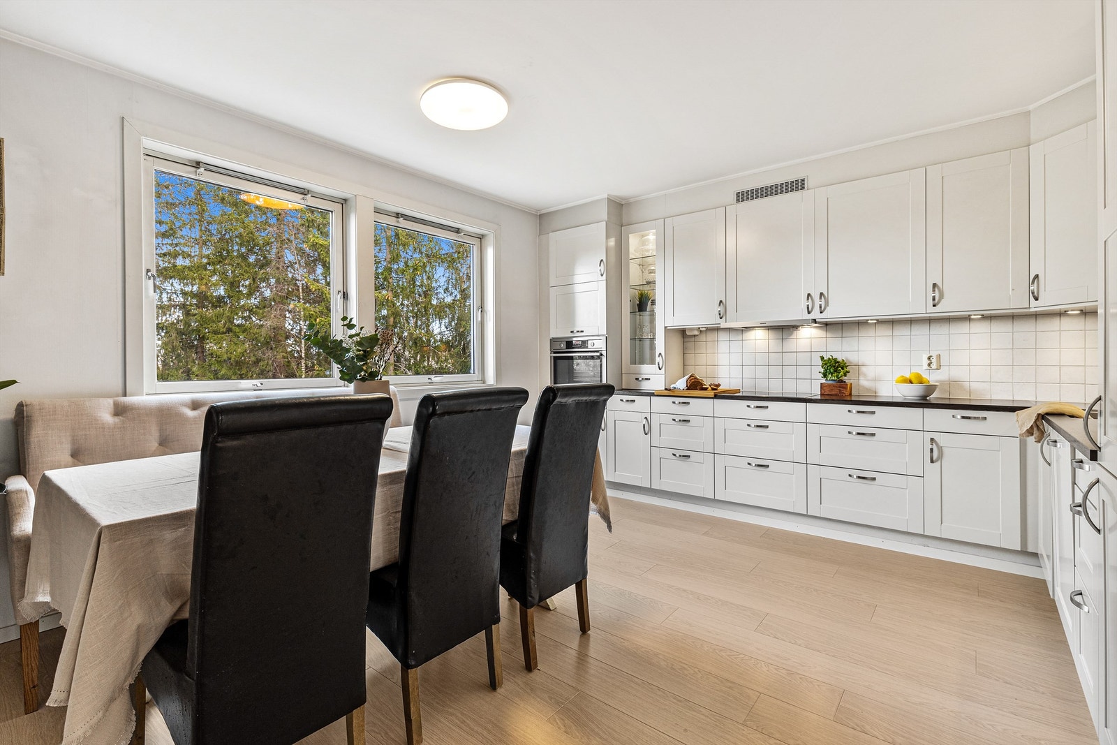 En lys og attraktiv andelsleilighet med god planløsning og store rom i et velorganisert borettslag. Galleribilde