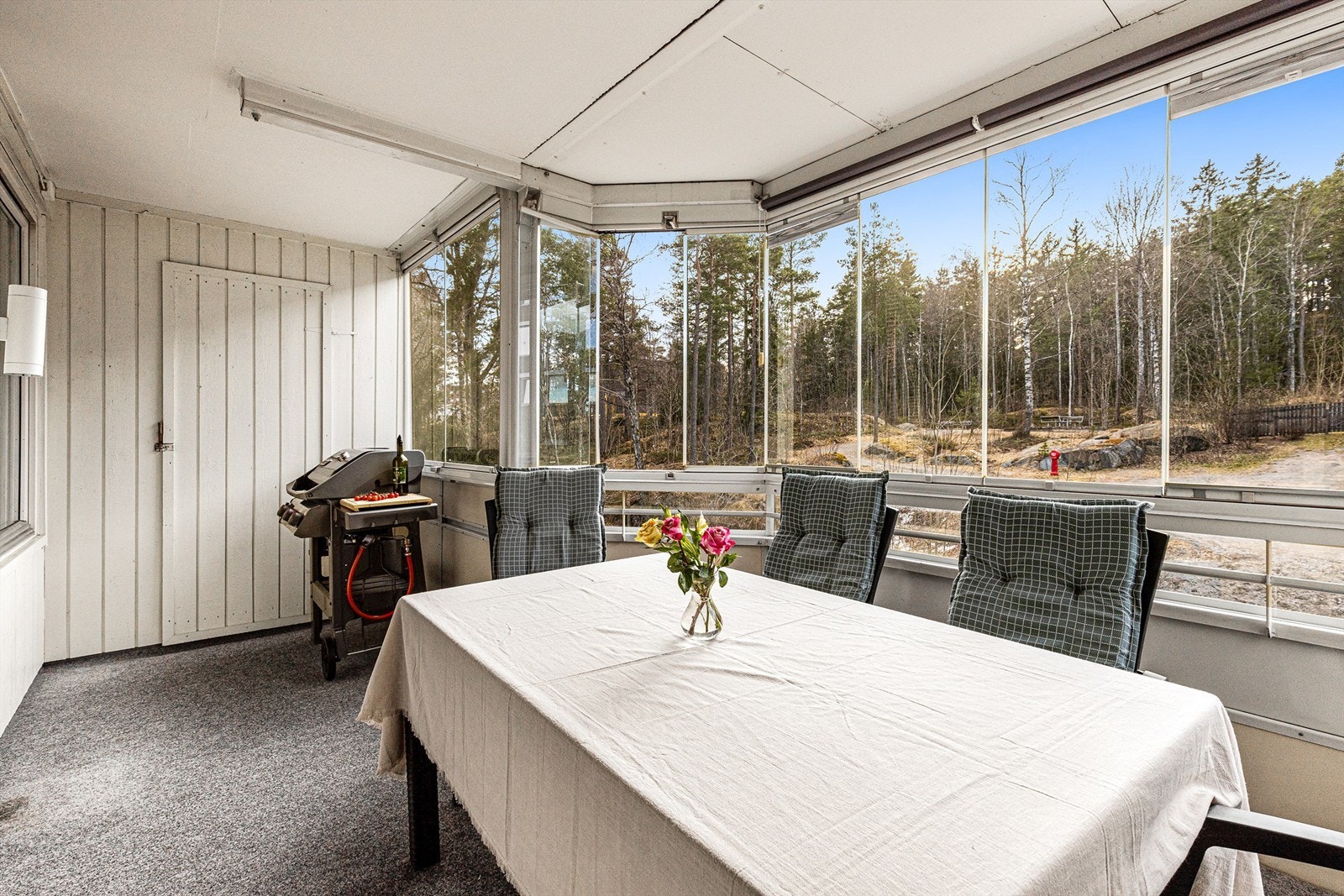 En perfekt plass å fyre opp grillen og invitere gjester på middag. Galleribilde