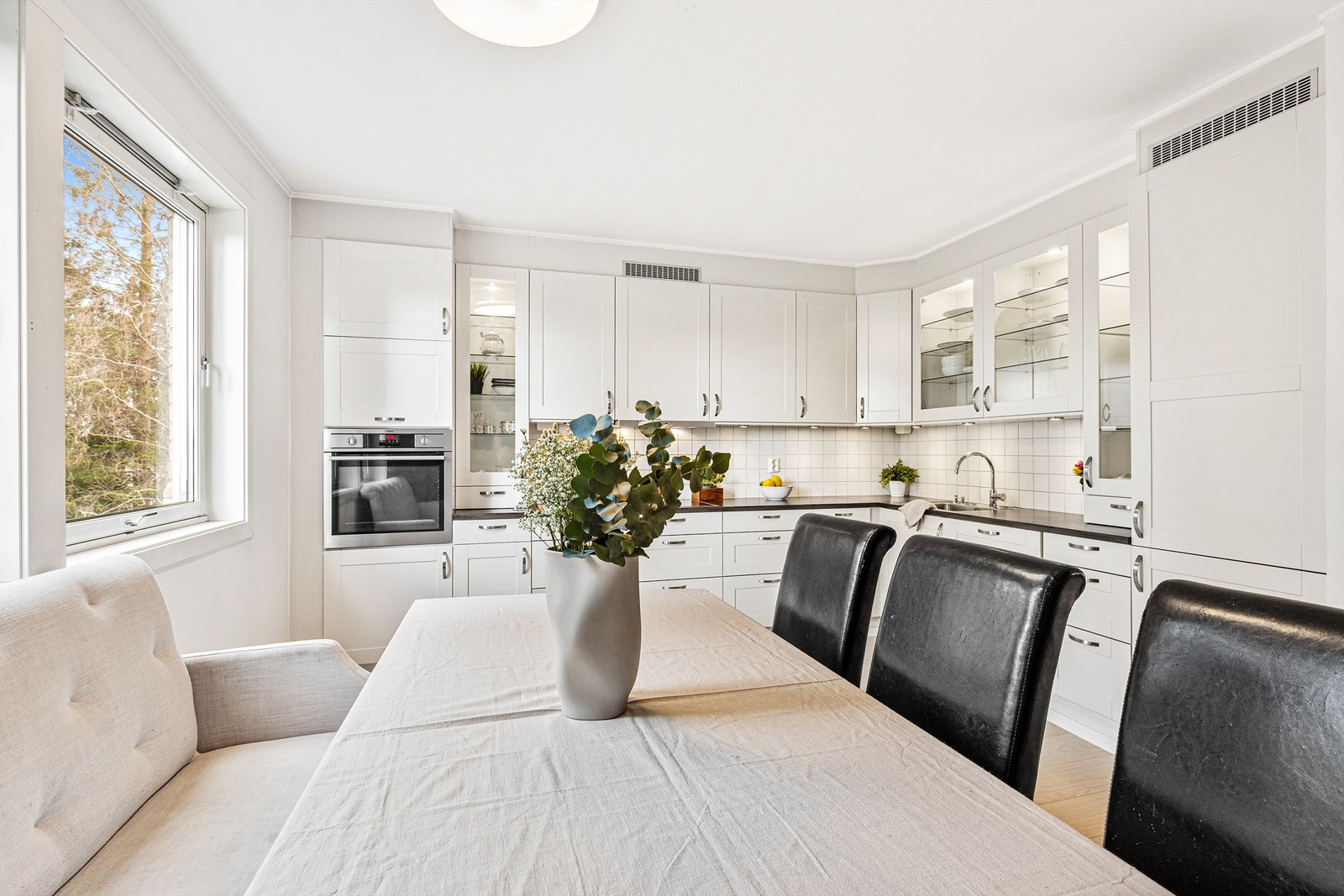 Det er rikelig med oppbevaringsplass i både skuffer og skap, og den store benkeplassen gjør det enkelt å tilberede gode måltider. Galleribilde