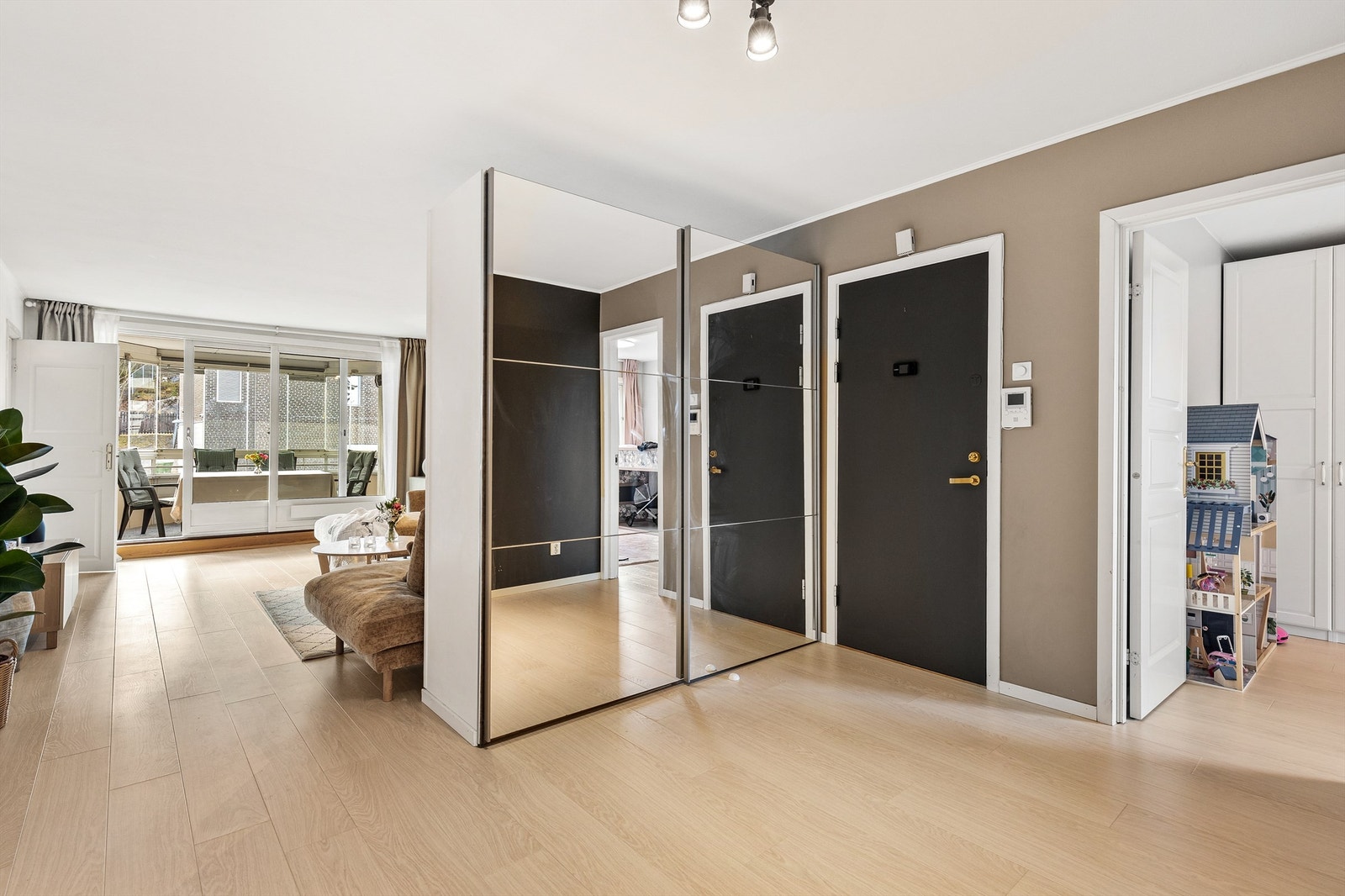 Velkommen! Entréen er innbydende med en romslig skyvedørsgarderobe med god plass til oppbevaring av yttertøy og sko. Videre kommer man til stuen med utgang til boligens balkong. Galleribilde