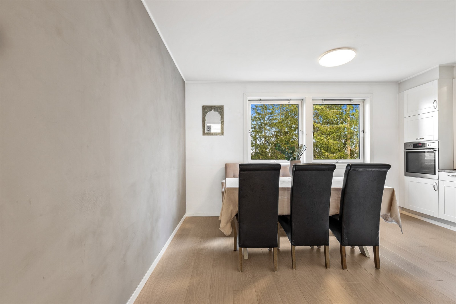 Kjøkenet er holdt i en delvis åpen løsning mot stuen, noe som skaper en naturlig sone for matlagingen. Galleribilde