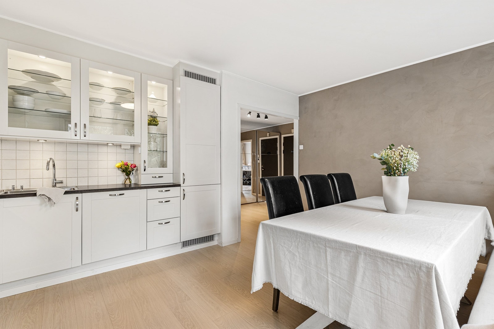 Her er det plass til å møblere med en spisegruppe om ønskelig, en perfekt plass for å nyte frokosten. Galleribilde