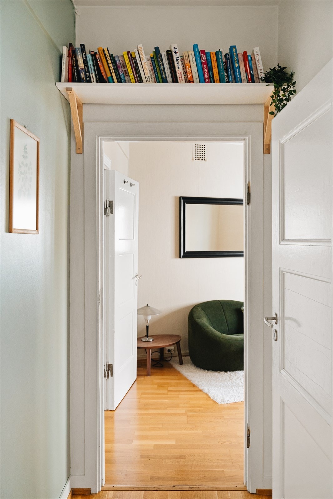 - Innvendig areal på 49 m², som består av bad, stue, kjøkken, gang og to soverom - Galleribilde