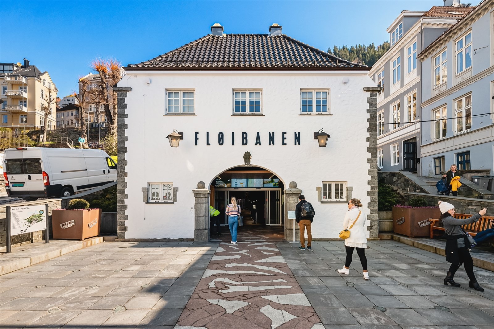 - Fløibanen ligger bare en spasertur unna, ellers er det flott turvei opp til Fløyen om man heller ønsker å gå - Galleribilde