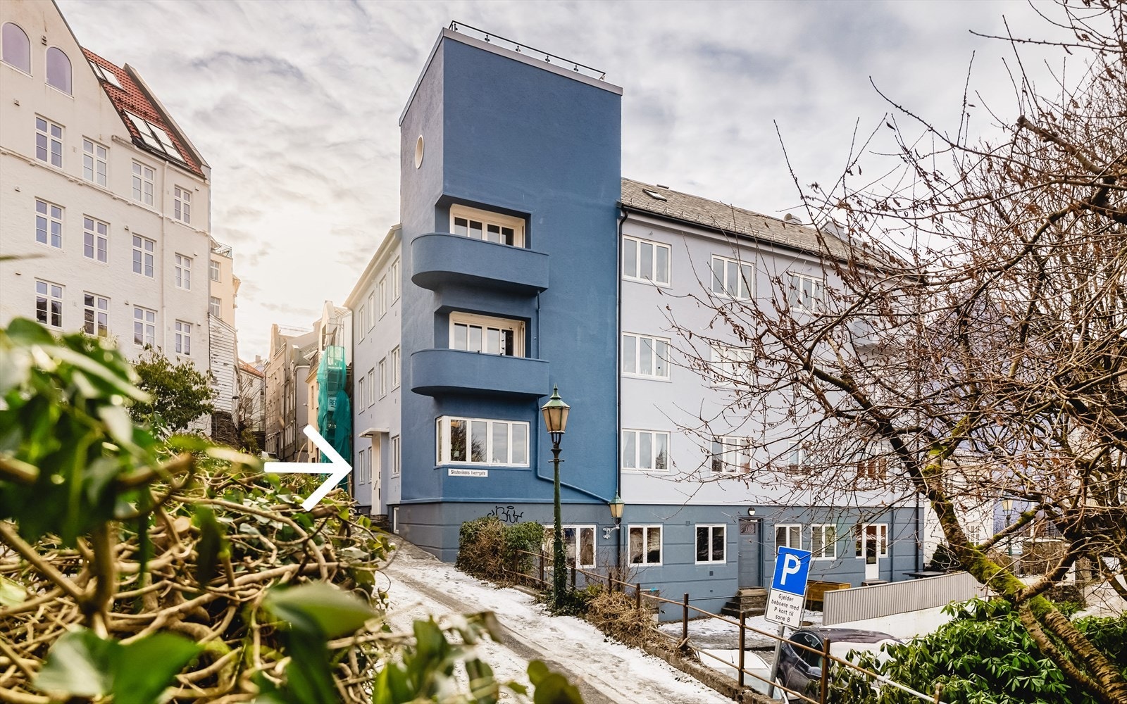 - Pilen peker mot kjøkken- og hovedsoveromsvindu, balkongen er vendt innover i bakgården mot sørvest - Galleribilde