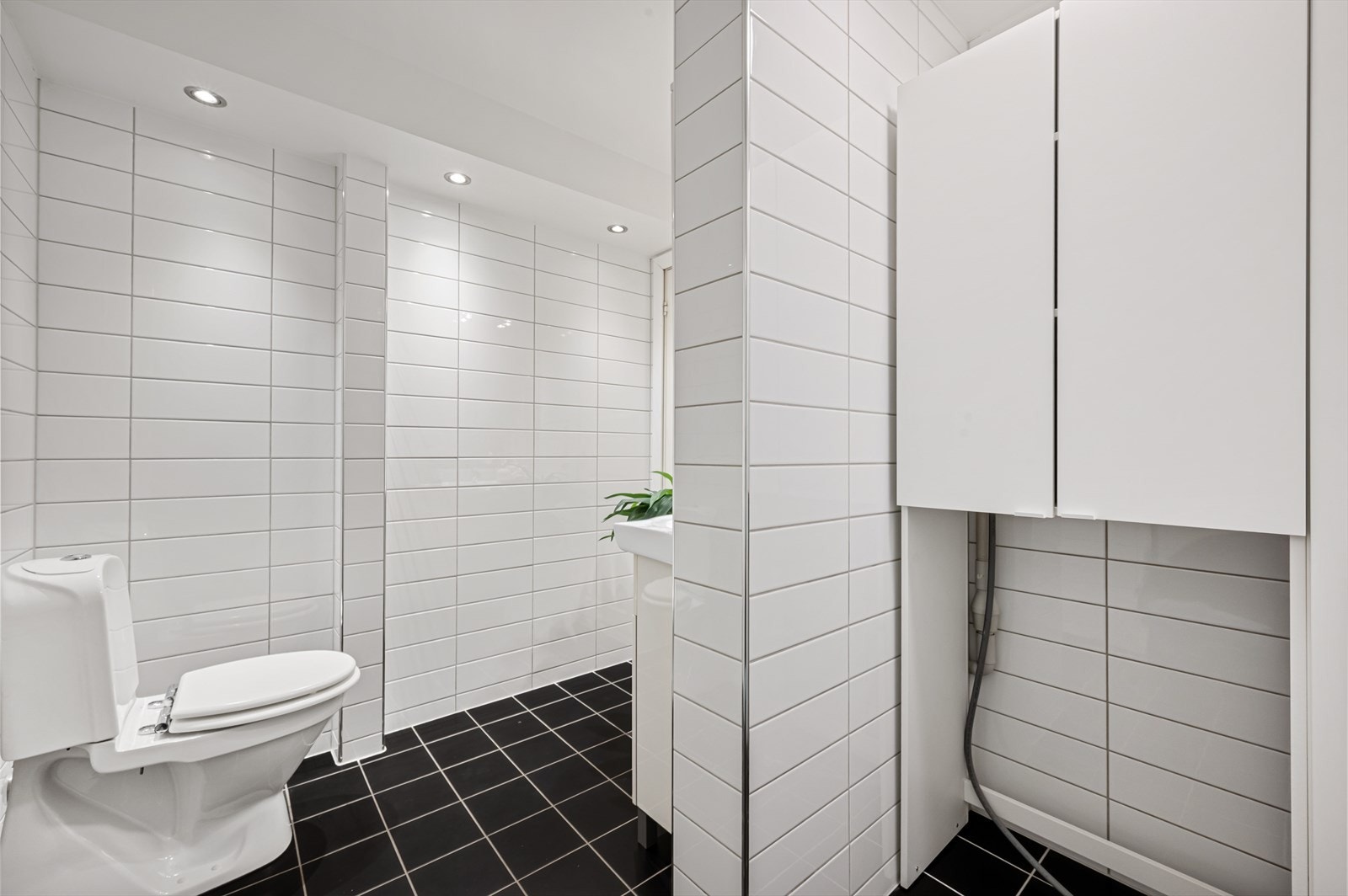 - På badet finner du også en nisje for vaskemaskin - Galleribilde