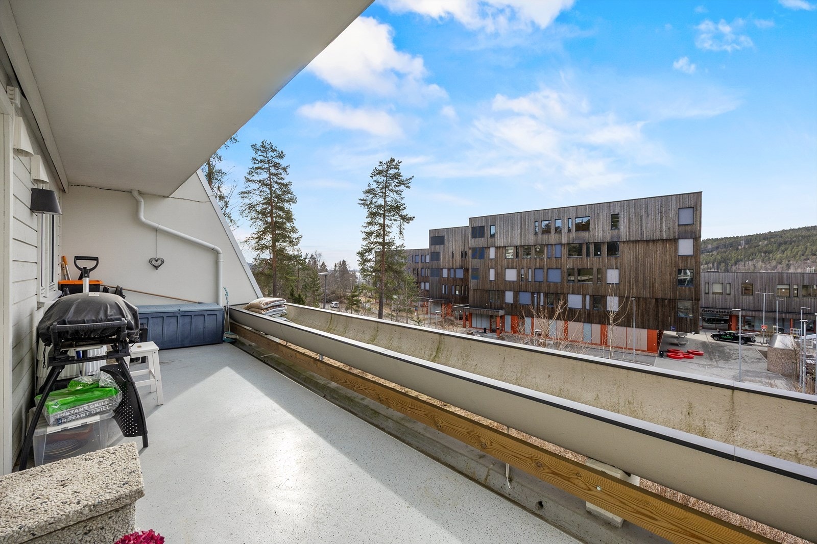 Vestvendt balkong med flotte solforhold og utsikt Galleribilde