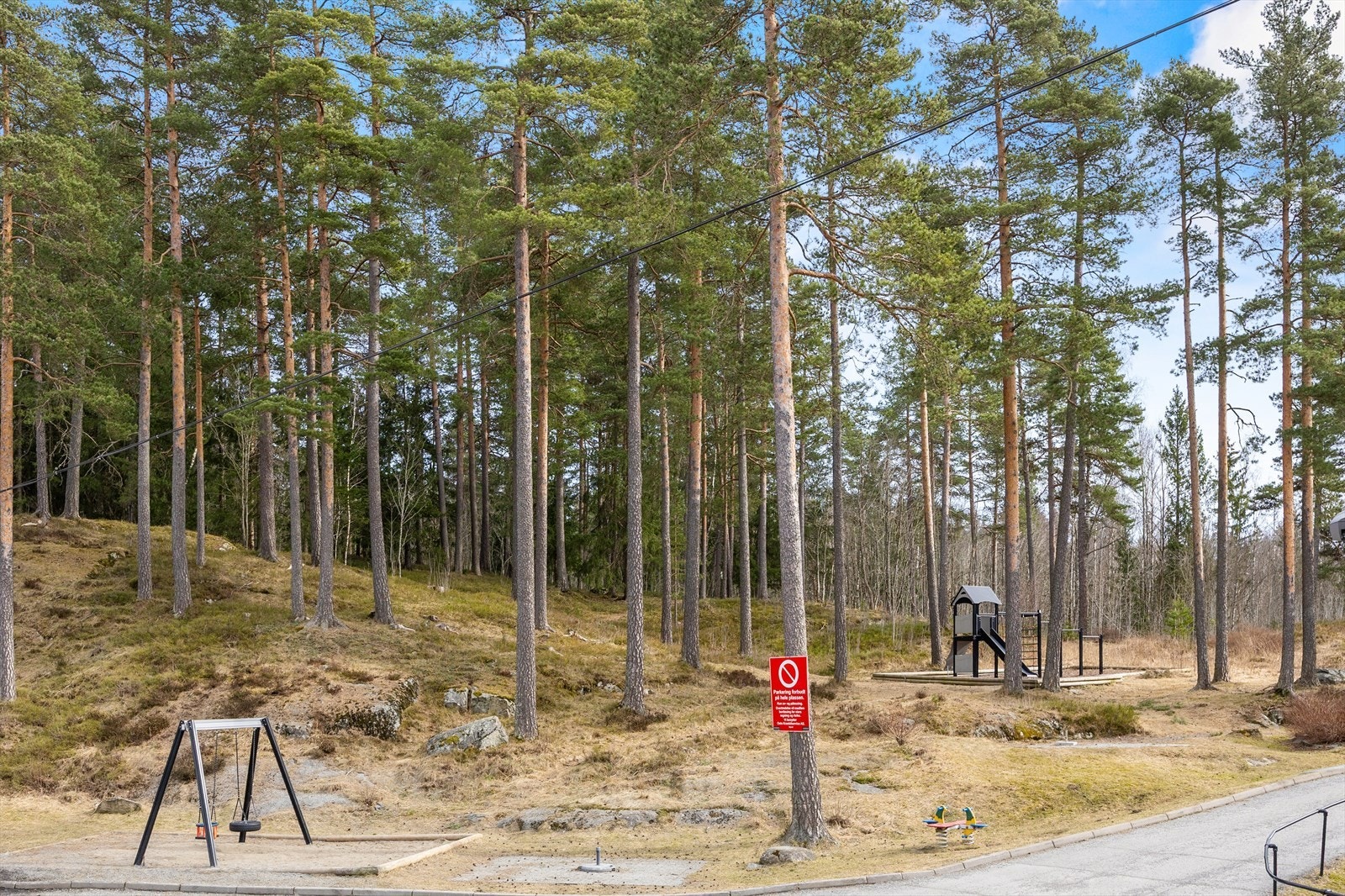 I nærheten er også aktivitetsmuligheter som Groruddalen Golfbane, Liabakken skisenter, Tokerud flerbrukshall og Tokerudparken Galleribilde