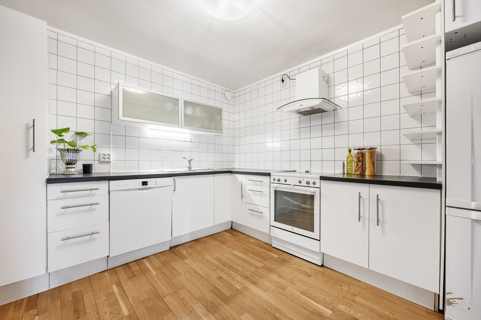 Kjøkkenet har bra med arbeidsflater og lagringsplass Galleribilde