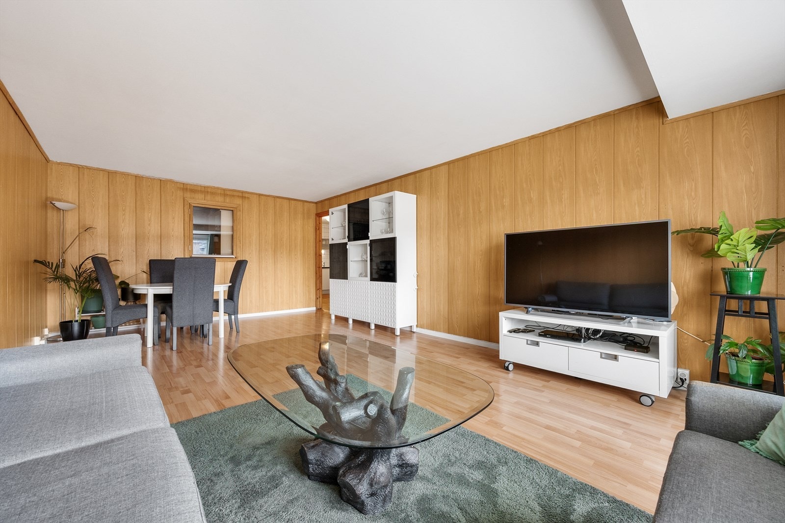 Leiligheten ligger i et godt etablert nabolag med kort vei til dagligvare, skole og barnehage Galleribilde