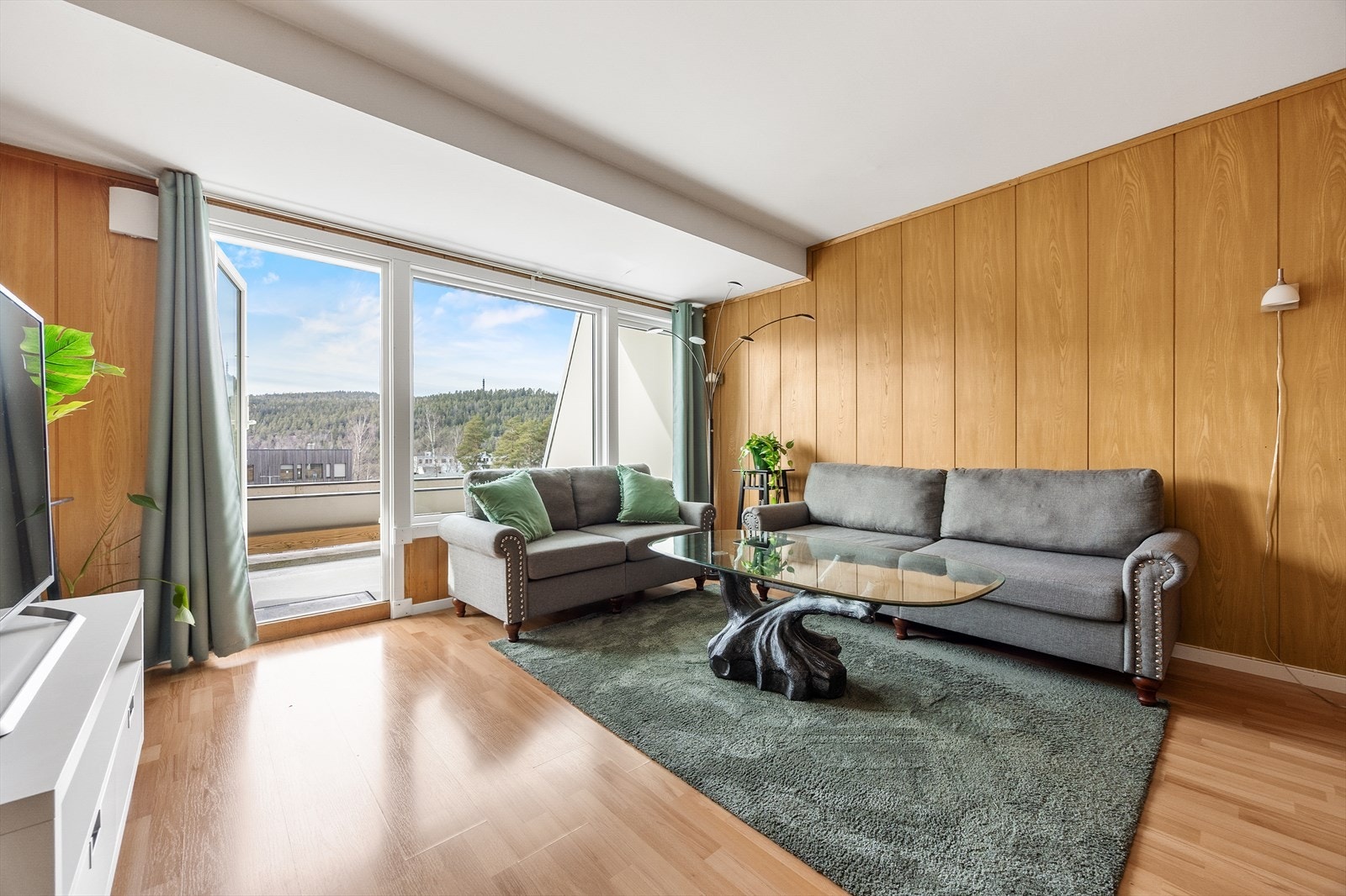 Fra stuen er det direkte utgang til en stor balkong Galleribilde