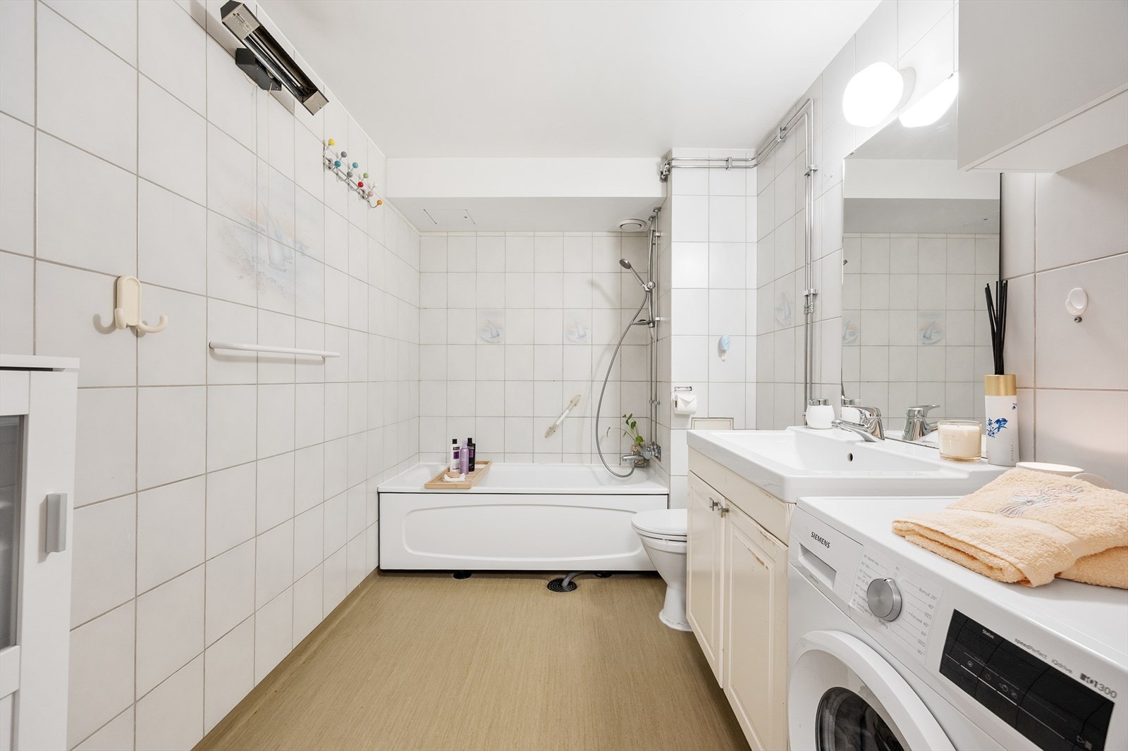 Baderom med opplegg for vaskemaskin Galleribilde