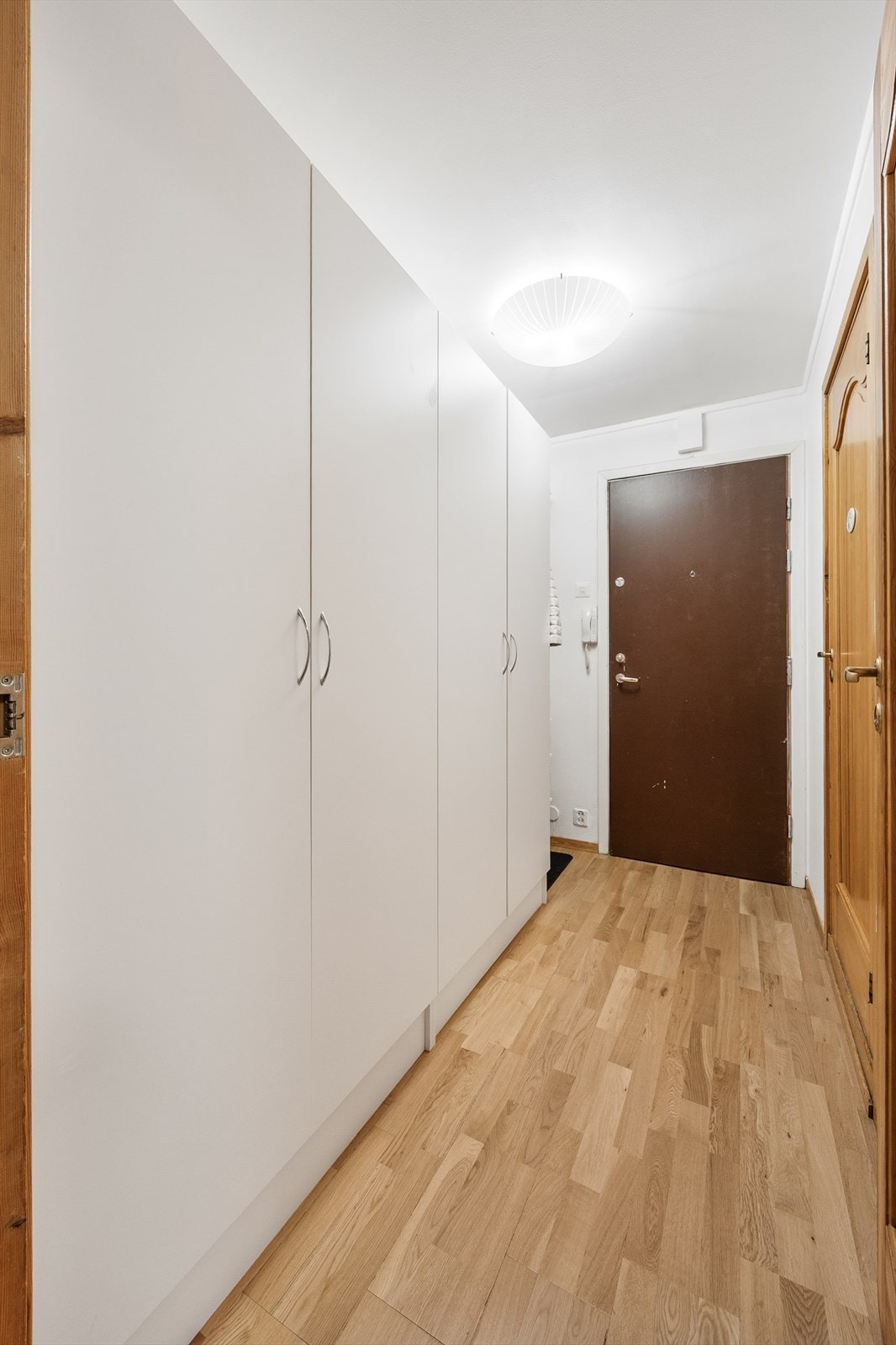 Velkommen inn! Entrèen har masse lagringsplass Galleribilde