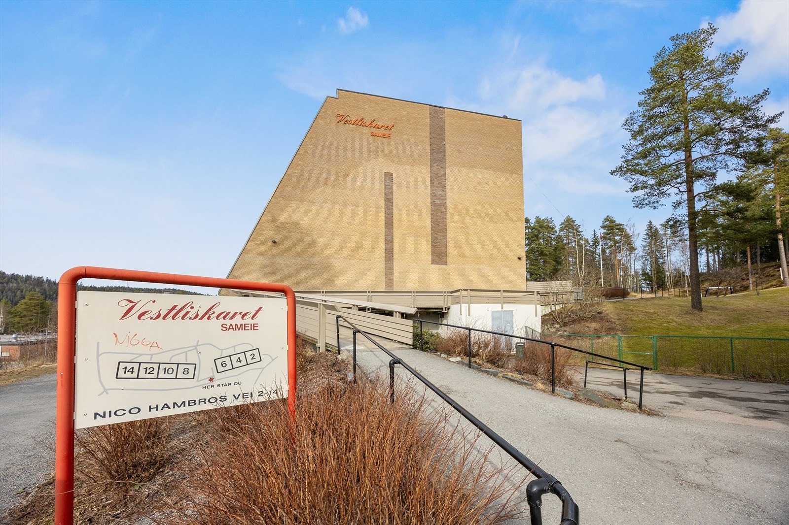 Sameiet består av to blokker, ligger helt inntil skogen og har ingen gjennomkjøring og ingen gjenboere. Lekeplassen og uteområdet er dermed godt skjermet Galleribilde