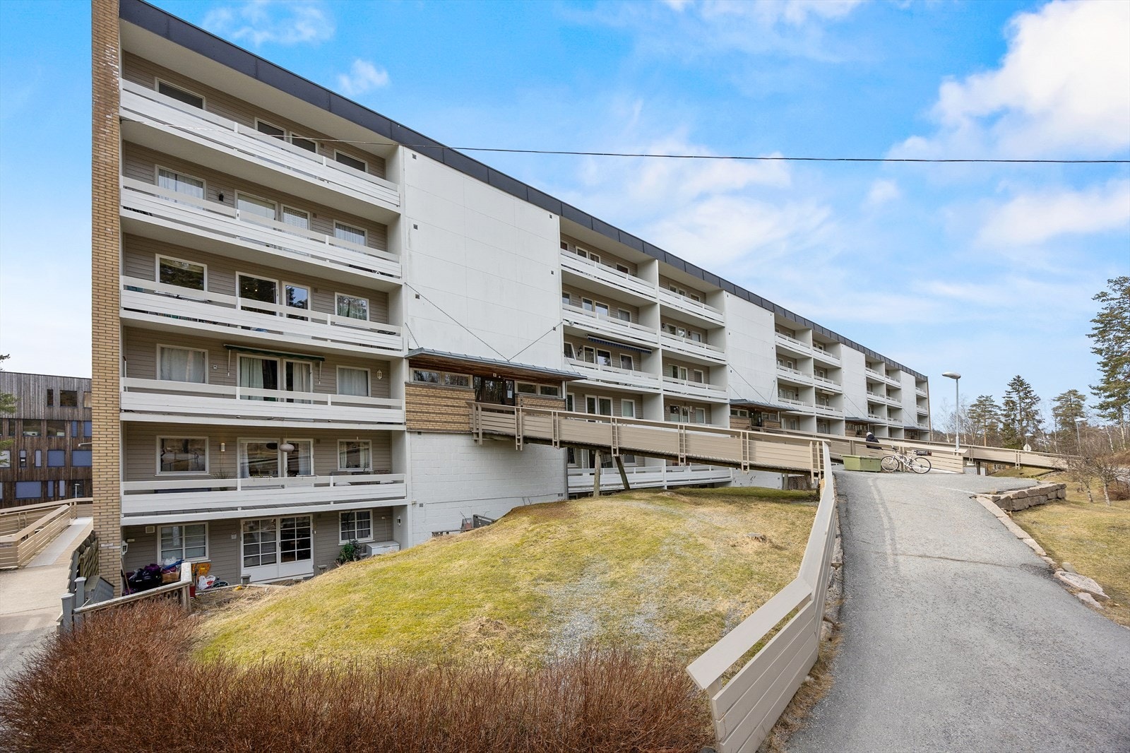 I umiddelbar nærhet finner du flotte grøntområder og rekreasjonsmuligheter med bl.a. lysløype som leder til Liastua med sherpatrapp, aktivitetsløype for store og små, bålplasser, Liastua Café og Gibbero Gapahuk Galleribilde