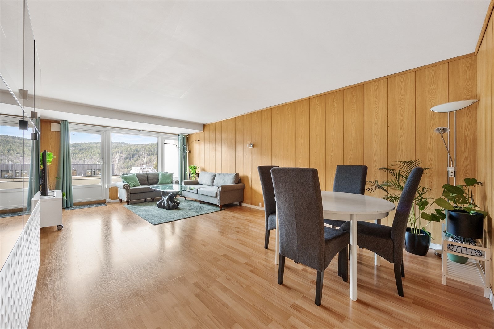 Romslig stuen med god plass til sofaseksjon, spisebord og annet ønskelig møblement Galleribilde