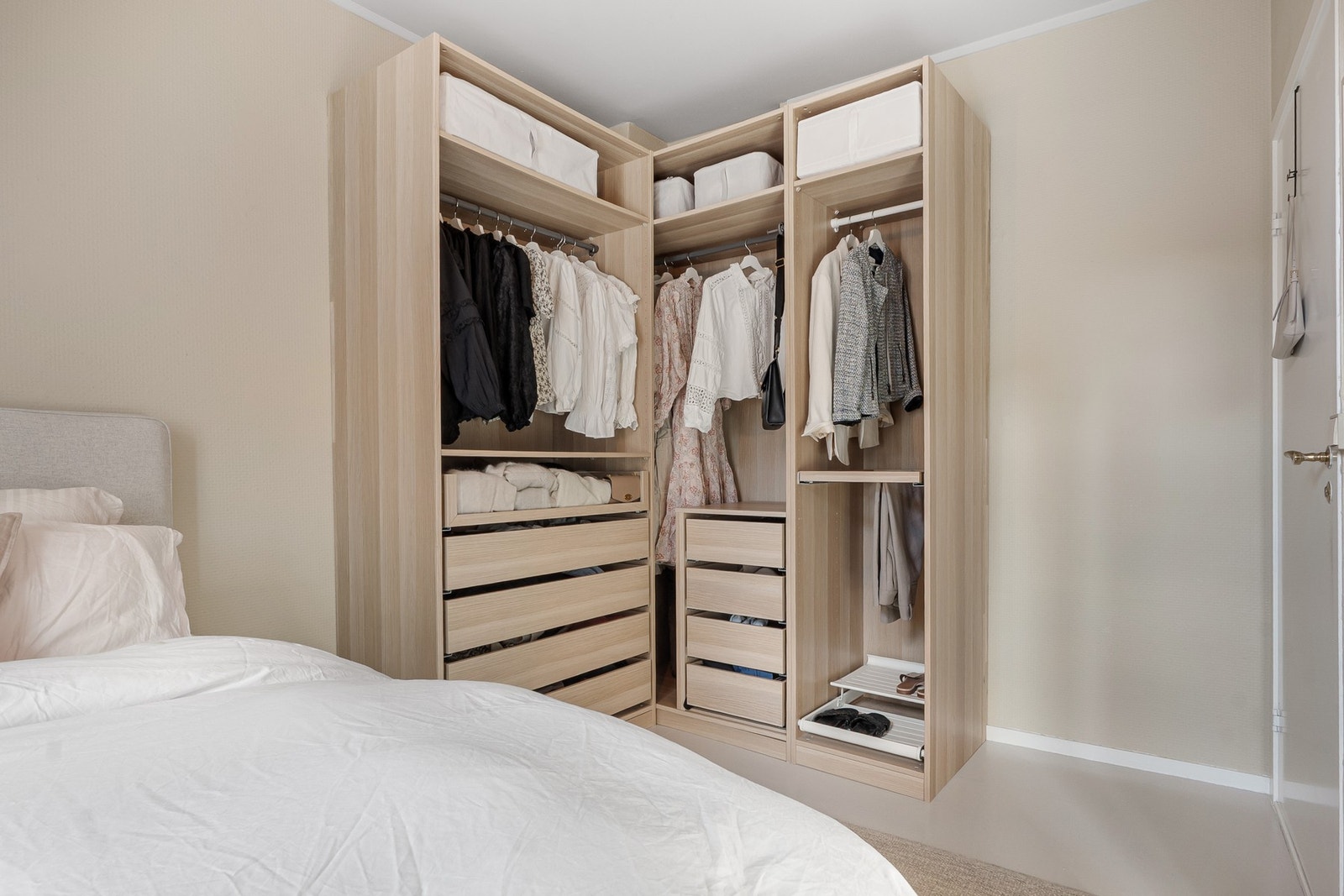 Rommet har en takhøyde på ca. 3 meter og god skapplass. Galleribilde