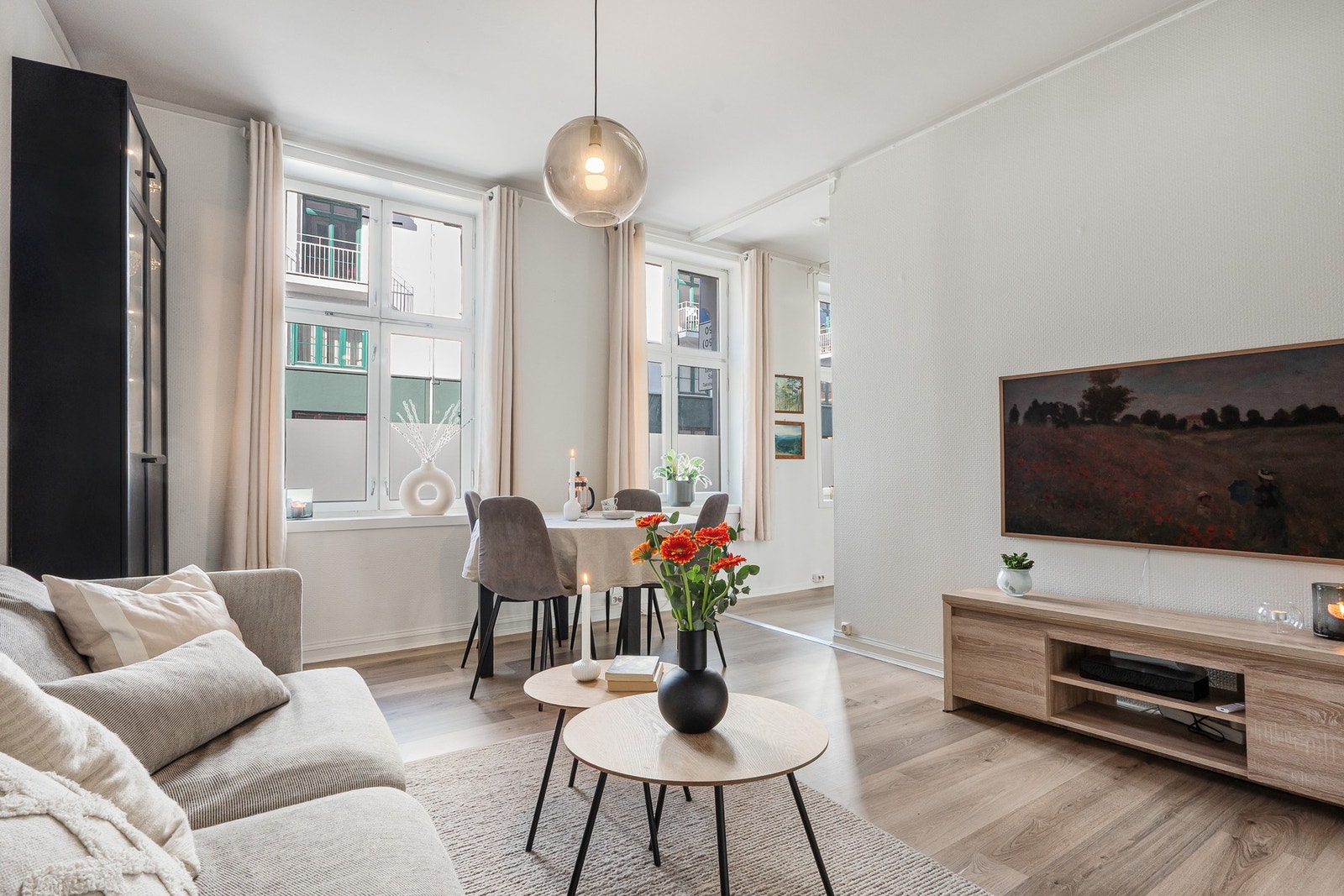 Store vindusflater gir rikelig med naturlig lys inn i leiligheten. Galleribilde